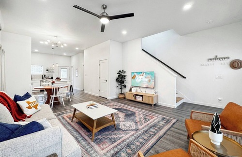 Denver Heights House | BMT Grad-FUN photo wall-2.5mi to Downtown-Riverwalk-2mi to Alamodome & FrostBank
