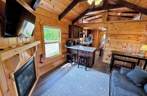 Twin Mountain Cottage | BMV6 Awesome "Tiny Home" A/C, Mountain Views, Minutes to Skiing, Hiking, Attractions, Dog Friendly!