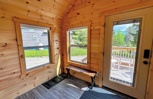 Twin Mountain Cabin | BMV7 Awesome "Tiny Home" A/C, Mountain Views, Minutes to Skiing, Hiking, Attractions, Dog Friendly!
