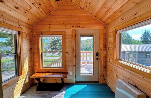 Twin Mountain Cabin | BMV8 Awesome "Tiny Home" A/C, Mountain Views, Minutes to Skiing, Hiking, Attractions, Dog Friendly!