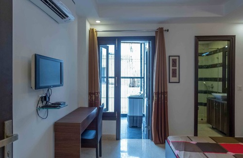 RK Puram Bed & Breakfast | Bnb Defence Colony Woodpecker (private Room) with Ac and Wifi