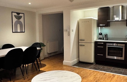Oval Apartment | BnBNook - 2BR with Patio - Westminster and Big Ben