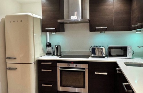 Oval Apartment | BnBNook - 2BR with Patio - Westminster and Big Ben