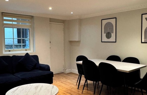 Oval Apartment | BnBNook - 2BR with Patio - Westminster and Big Ben