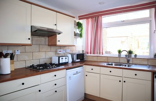 Vauxhall Apartment | BnBNook - Cozy 4BR Close to Vauxhall and Nine Elms