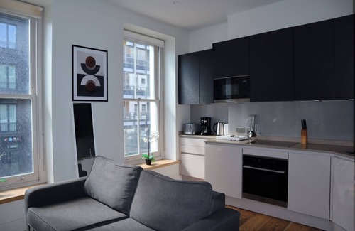 Fitzrovia Apartment | BnBNook - Stylish 3BR by West End and Covent Garden