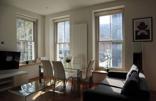 Fitzrovia Apartment | BnBNook - Stylish 3BR by West End and Covent Garden