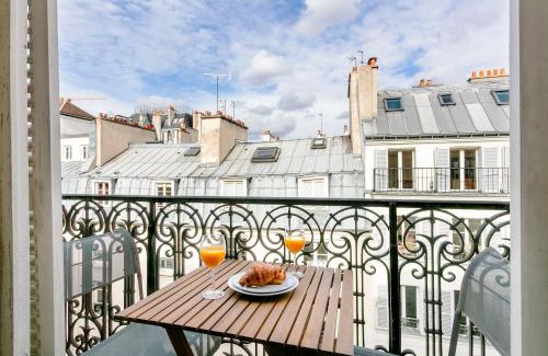 Saint-Victor Apartment | BnBNova - Notre-Dame - 1BR with Balcony