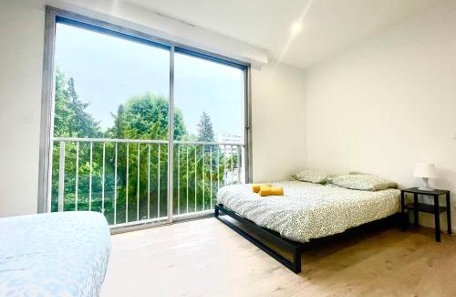 Provinces - Chavril Apartment | BnGo I Le Spacieux I 3 chambres, 2 salles de bain, 1 toilette, parking privé gratuit, 8 personnes, Vieux Lyon hypercentre