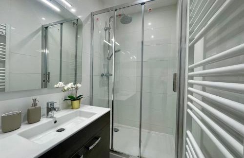 Provinces - Chavril Apartment | BnGo I Le Spacieux I 3 chambres, 2 salles de bain, 1 toilette, parking privé gratuit, 8 personnes, Vieux Lyon hypercentre