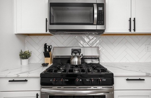 Indianapolis House | Board Games & Backyard Hangouts | Sleeps 6 + Pets