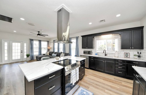 Kemah House | Boardwalk Bungalow: Family Fun For All - Sleeps 10 - Walk to the Boardwalk