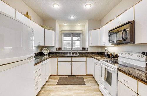 Salem Condo | Boat, Golf & Swim: Keowee Key Condo w/Lake Views