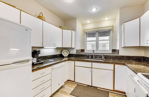 Salem Condo | Boat, Golf & Swim: Keowee Key Condo w/Lake Views