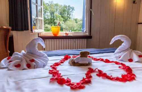 Historical Center Bruges Hotel | Boat Hotel De Barge
