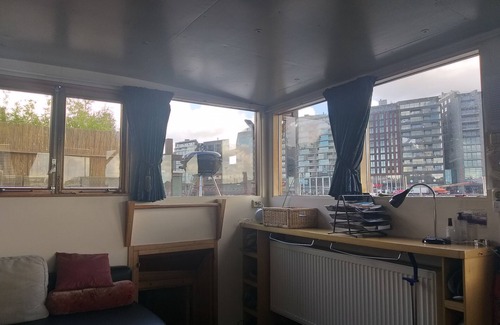 Burgwallen Nieuwe Zijde Boat Rental | Boat with a view in center of Amsterdam