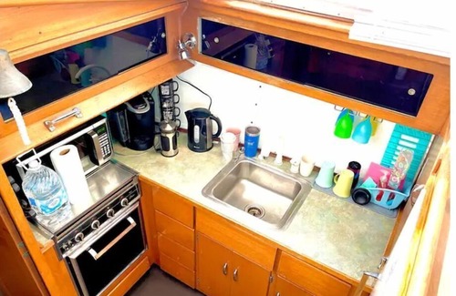 Ventura House | Boatel California Stay on a 40’ boat - best location in Ventura Harbor Gr8 Views