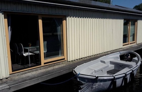 Slotervaart Bed & Breakfast | Boathouse Amsterdam with bikes
