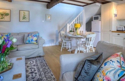 Little Rissington Cottage | BOBBLE COTTAGE, pet friendly, with a garden in Little Rissington