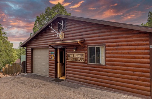 Christopher Creek Cabin | Bobcat Bunkhouse Cabin KING bed, WIFI, deck, full kitchen & BBQ-washer & dryer