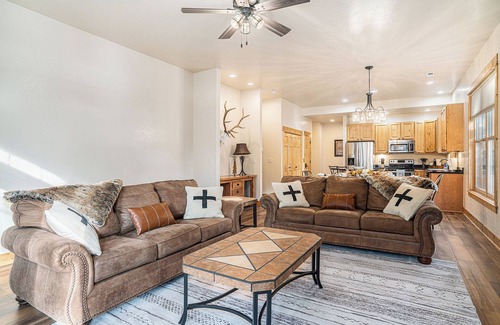 Estes Park House | Bobcat Bunkhouse in Estes Park-3 Bed Family Retreat with Wi-Fi A/C Games Hot Tub