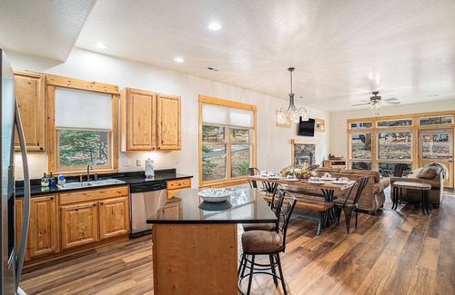 Estes Park House | Bobcat Bunkhouse in Estes Park-3 Bed Family Retreat with Wi-Fi A/C Games Hot Tub