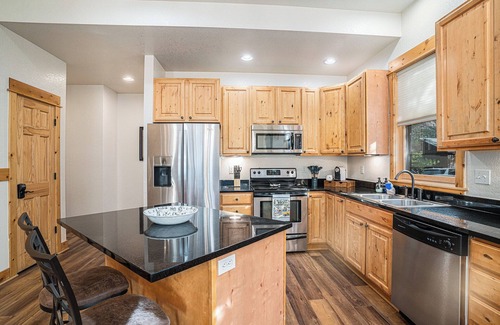 Estes Park House | Bobcat Bunkhouse in Estes Park-3 Bed Family Retreat with Wi-Fi A/C Games Hot Tub