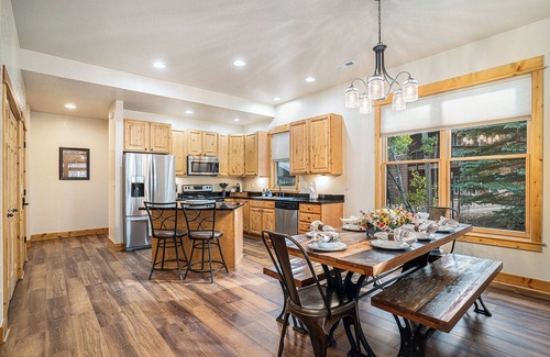 Estes Park House | Bobcat Bunkhouse in Estes Park-3 Bed Family Retreat with Wi-Fi A/C Games Hot Tub