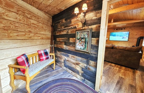 Estes Park Cabin | Bobcat Cabin: Hot Tub, Pet-Friendly, Amenities, Adventure Awaits