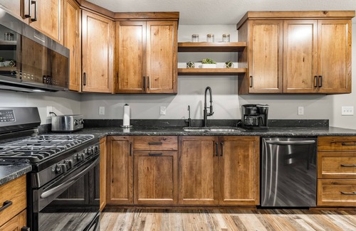 Birchwood House | Bobcat Lodging, Up to 30 Guests, Perfect for Large Gatherings & Celebrations!
