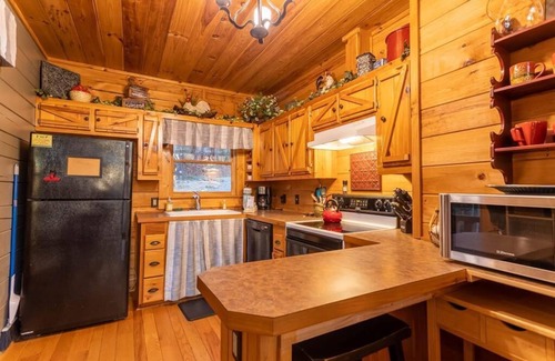 Purlear Cabin | Bobcat Retreat-Open for Bookings! Hot Tub, Private Retreat, WIFI