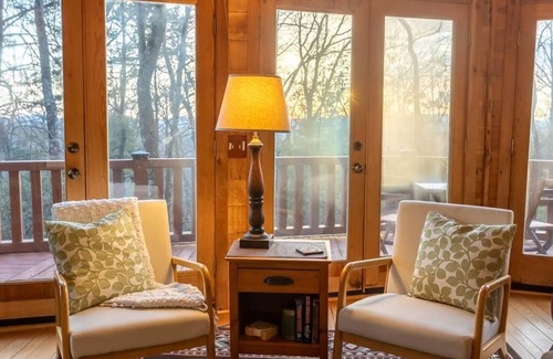 Purlear Cabin | Bobcat Retreat-Open for Bookings! Hot Tub, Private Retreat, WIFI