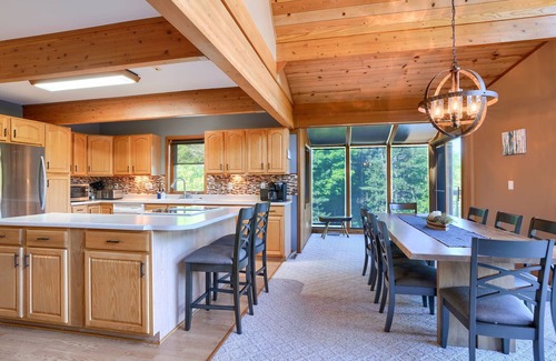 Logan Cabin | Bobcat Ridge~Hottub, Arcade, Clubhouse, Foosball on 11 Wooded Acres