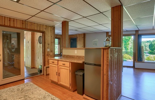Logan Cabin | Bobcat Ridge~Hottub, Arcade, Clubhouse, Foosball on 11 Wooded Acres