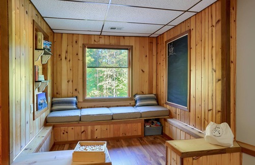 Logan Cabin | Bobcat Ridge~Hottub, Arcade, Clubhouse, Foosball on 11 Wooded Acres