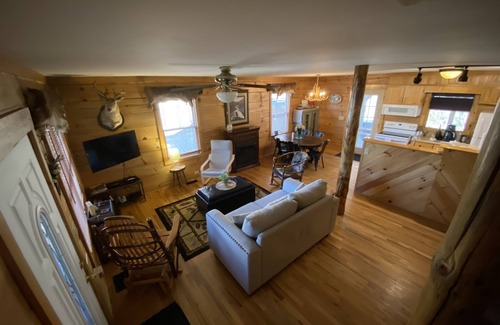 Sugar Grove Cabin | 🐾 Bobcat Run - real log cabin w/huge hot tub! Near Watauga Lake 🚤 & River 🐟