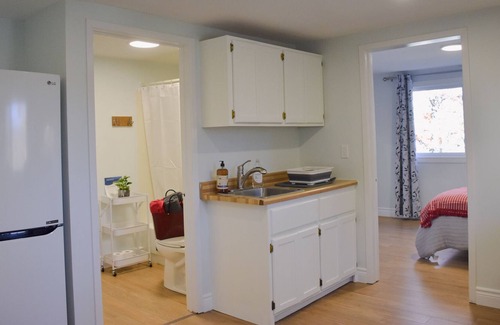 Bobcaygeon Apartment | Bobcaygeon! 1 Bedroom Apartment Close to Patios & Shops