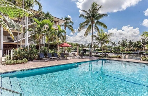 Boca Raton Apartment | Boca Waterfront Watch the Boats Pool & Gym