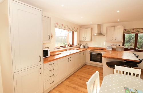 Llanerchymedd Cottage | BODNEITHIOR, family friendly, with a garden in Llanerchymedd