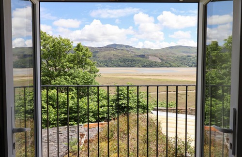 Barmouth Cottage | BODOWEN COACH HOUSE, family friendly, with open fire in Barmouth