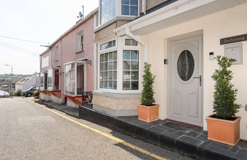Moelfre House | BODWENA, pet friendly, country holiday cottage in Moelfre