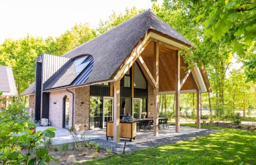 Wekerom Villa | Boerderij Villa met Binnenzwembad & Wellness - 10 personen