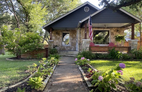 Boerne House | Boerne Garden Cottage - Steps from walking trails and historic downtown Boerne