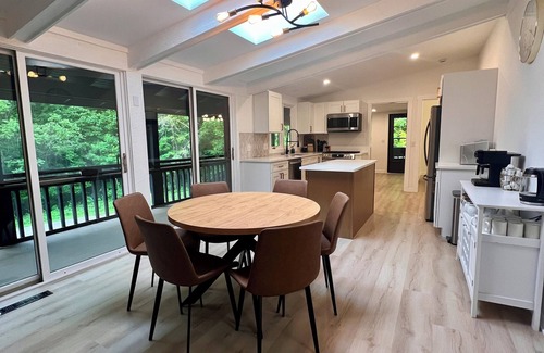 Lake Geneva House | Bogey's Hideaway-Spacious 5-bedroom house minutes to downtown Lake Geneva.