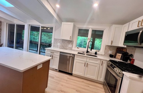 Lake Geneva House | Bogey's Hideaway-Spacious 5-bedroom house minutes to downtown Lake Geneva.