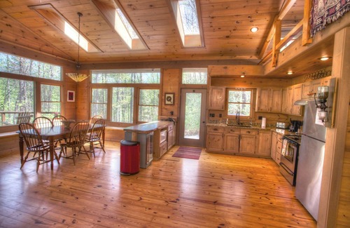 Tiger Cabin | Bogg's Mtn Lodge – 3rd Night Free! See Details Below.