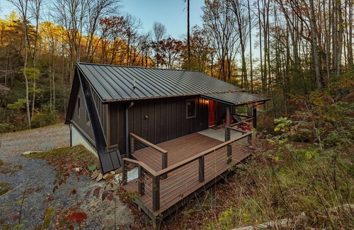 Cherokee Cabin | Boggs Hollow retreat in a Smoky Mountain Equestrian Community