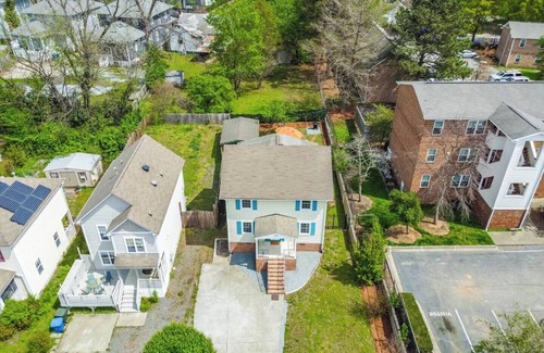 Durham House | Bohemian Downtown Retreat 5 Bedrooms with BBQ & Pool Table Near Duke