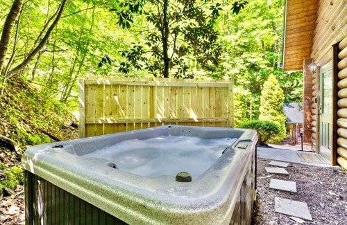 Hemlock Hills Cabin | "Bohemian Falls Chalet" A Lux Romantic Cabin,DWNT,Walkable,Fireplace,Hotub,pets