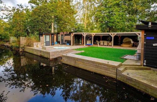 Loosdrecht Apartment | Bohemian included boat supboards and pool 5 minutes by boat from parking to the bohemien